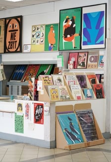 <p>Stoisko graficzne w DH Podwale czynne do końca sierpnia</p>