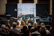 Spektakl „Kochanie jesteśmy”  Tomasza Mana scenie letniej Teatru Po Kolei na Dworcu Głównym PKP we Wrocławiu