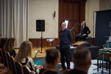 Spektakl „Kochanie jesteśmy”  Tomasza Mana scenie letniej Teatru Po Kolei na Dworcu Głównym PKP we Wrocławiu