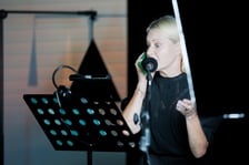 Spektakl „Kochanie jesteśmy”  Tomasza Mana scenie letniej Teatru Po Kolei na Dworcu Głównym PKP we Wrocławiu