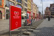 <p>Wystawa &bdquo;80 lat polskiej sceny operowej we Wrocławiu&rdquo; na rynku</p>