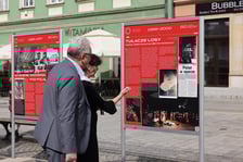 <p>Wystawa &bdquo;80 lat polskiej sceny operowej we Wrocławiu&rdquo; na rynku</p>