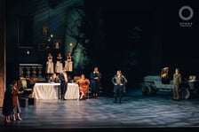 <p>Sceny ze &bdquo;Strasznego dworu&rdquo; w Operze Wrocławskiej</p>