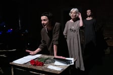 <p>Spektakl "Słoje drzewa" w Teatrze na faktach. Zdjęcie archiwalne, wykonane podczas premiery spektaklu w czerwcu 2025.</p>