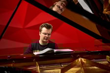 <p>Piotr Alexewicz podczas pr&oacute;by w sali czerwonej Narodowego Forum Muzyki</p>