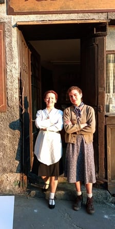 <p>Eliza Głowicka-Wolska z Morgane Polański na planie filmu &bdquo;Skarbek&rdquo; w Bystrzycy Kłodzkiej</p>
