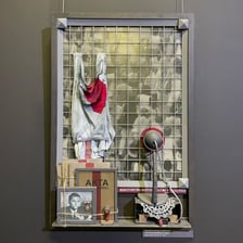 <p>Wystawa asamblaży prof. Wojciecha Kaniowskiego pt. &bdquo;Reportaż ze zniewolonego kraju. Oblicza polskiego socjalizmu&rdquo;</p>