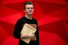 <p>Piotr Alexewicz podczas pr&oacute;b w Narodowym Forum Muzyki</p>