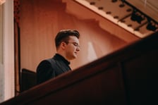 <p>Piotr Alexewicz podczas przesłuchań XIX Międzynarodowego Konkursu Pianistycznego im. Fryderyka Chopina w Filharmonii Narodowej</p>