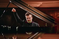 <p>Piotr Alexewicz podczas przesłuchań XIX Międzynarodowego Konkursu Pianistycznego im. Fryderyka Chopina w Filharmonii Narodowej</p>