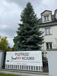 <p>Baner przy al. Akacjowej dla wrocławskiego pianisty Piotra Alexewicza</p>