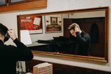 <p>Piotr Alexewicz podczas przygotowań w trakcie Konkursu Chopinowskiego</p>