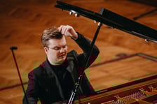 <p>Piotr Alexewicz gra w III etapie Konkursu Chopinowskiego</p>