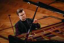 <p>Piotr Alexewicz gra w III etapie Konkursu Chopinowskiego</p>