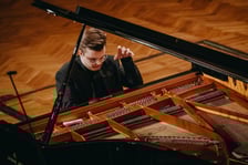 <p>Piotr Alexewicz gra w III etapie Konkursu Chopinowskiego</p>