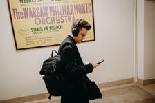 <p>Piotr Alexewicz na korytarzu Filharmonii Narodowej</p>