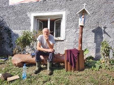 <p>Jan Giejson po powodzi w Bardzie</p>