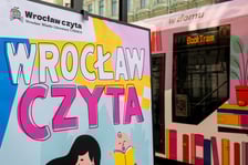 <p>BookTram, symbol akcji „Wrocław czyta”</p>