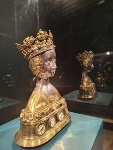 <p>herma relikwiarzowa św. Doroty | Wrocław (?) | Buda (?) | ćwierć XV wieku i około 1500 | srebro złocone, kamienie szlachetne, kryształ górski, szkło | pochodzi z dawnej kaplicy wrocławskiego ratusza</p>