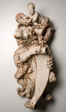 Matthias Steinl (warsztat), Lew siedzący z puttem, fragment stalli anielskich z kościoła cysterskiego Wniebowzięcia NMP w Lubiążu, 1676-1696. Muzeum Narodowe we Wrocławiu