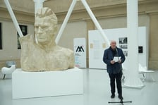 <p>&bdquo;Popiersie robotnika&rdquo; udostępnione zwiedzającym po konserwacji zobaczymy w Pawilonie Czterech Kopuł &ndash; przemawia dyr. Piotr Oszczanowski</p>