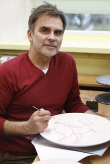 <p>Tomasz Broda przy pracy w malarni unikatu artystycznego Ceramiki Artystycznej</p>