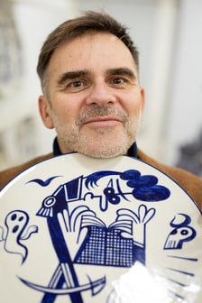 <p>Tomasz Broda z namalowanym przez siebie talerzem z Ceramiki Artystycznej w Bolesławcu</p>