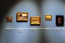 <p>Prace, jakie zobaczymy na wystawie &bdquo;Mikroświaty&rdquo; w Muzeum Narodowym do 22 marca 2026</p>