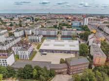 Widok z góry na teren z halą po Kraftpoście