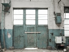 <p>Wnętrza hali po Kraftpoście na Kolejowej</p>