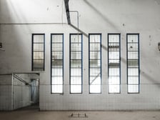 <p>Wnętrza hali po Kraftpoście na Kolejowej</p>