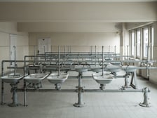 <p>Wnętrza hali po Kraftpoście na Kolejowej</p>