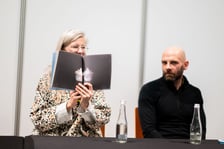 Agnieszka Wolny-Hamkało i Antek Wajda podczas premiery książki "Można tu gwizdać"