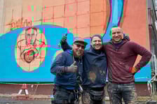 <p>Prace nad nowym muralem przy Kr&oacute;lewskiej &ndash; Filip &bdquo;SKONT&rdquo; Niziołek z przyjaci&oacute;łmi Sebastianem i Tymoteuszem</p>