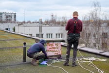 <p>Prace nad nowym muralem przy Kr&oacute;lewskiej</p>