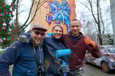 <p>Prace nad nowym muralem przy Kr&oacute;lewskiej &ndash; Filip &bdquo;SKONT&rdquo; Niziołek z przyjaci&oacute;łmi Sebastianem i Tymoteuszem</p>