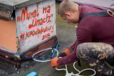 <p>Prace nad nowym muralem przy Kr&oacute;lewskiej</p>