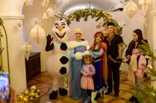 <p>Podczas wystawy &bdquo;Magia Świąt Royal Christmas&rdquo; można się r&oacute;wnież sfotografować z bohaterami &bdquo;Krainy Lodu&rdquo;</p>