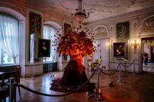 <p>Przepiękna wystawa &bdquo;Magia Świąt Royal Christmas&rdquo; w przestrzeniach Zamku Książ potrwa do 6 stycznia</p>