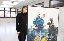 <p>Modesta Gorol przy swoim obrazie podczas przygotowań do wystawy w CK Agora</p>