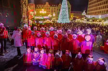 <p>Występ mażoretek &bdquo;Mari Mar&rdquo; na wrocławskim Rynku</p>