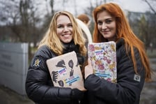 <p>Akcja &bdquo;Wrocław czyta&rdquo; w specjalnym BookTramie, w kt&oacute;rym rozdawano wrocławianom książki&nbsp;</p>