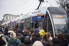 <p>Akcja &bdquo;Wrocław czyta&rdquo; w specjalnym BookTramie, w kt&oacute;rym rozdawano wrocławianom książki&nbsp;</p>