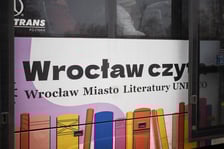 <p>Akcja &bdquo;Wrocław czyta&rdquo; w specjalnym BookTramie, w kt&oacute;rym rozdawano wrocławianom książki&nbsp;</p>
