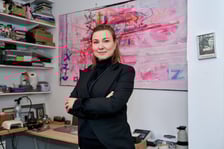 <p>Dominika Kuźniar w swojej pracowni w Niegalerii przy Tęczowej</p>