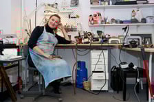 <p>Dominika Kuźniar w swojej pracowni w Niegalerii przy Tęczowej</p>