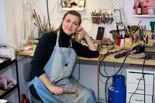 <p>Dominika Kuźniar w swojej pracowni w Niegalerii przy Tęczowej</p>