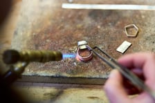 <p>Dominika Kuźniar w swojej pracowni w Niegalerii przy Tęczowej</p>