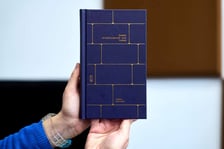 <p>Italo Calvino, &bdquo;Zamek krzyżujących się los&oacute;w&rdquo;, przełożyła Anna Wasilewska, Państwowy Instytut Wydawniczy</p>