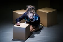 <p>Na zdjęciu Kamila Chruściel jako bohaterka w spektaklu &bdquo;Baaach!&rdquo;</p>